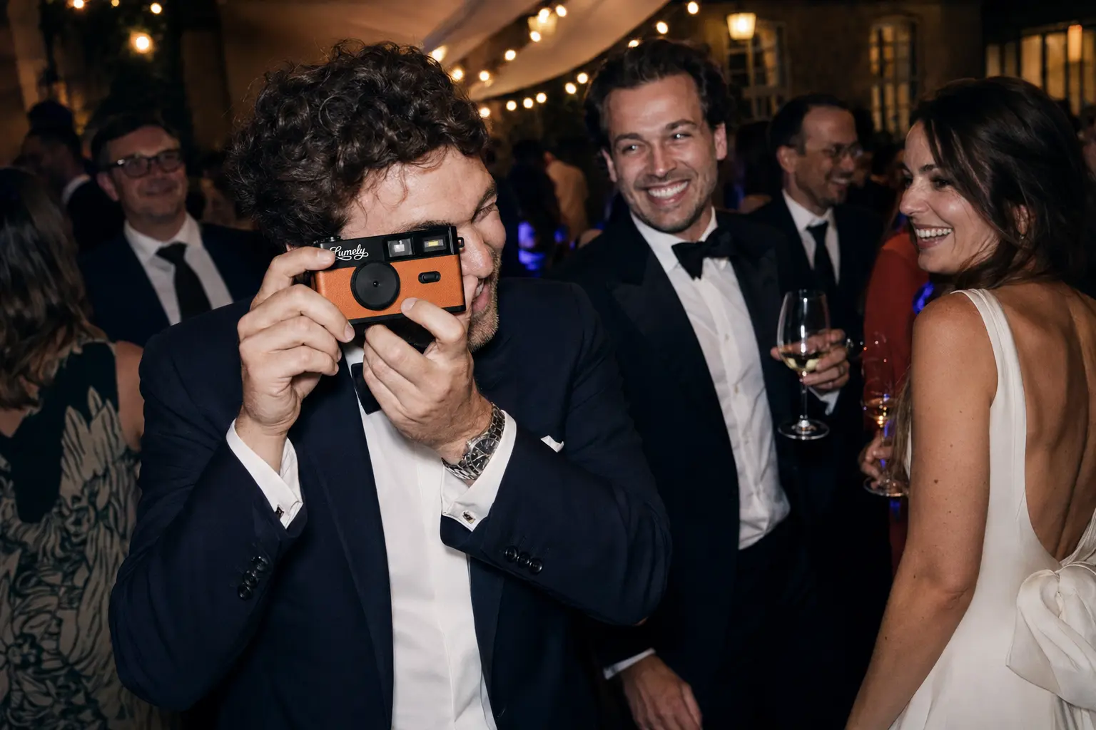 Un invité photographie ses proches avec Lumely Vintage sur la piste de danse