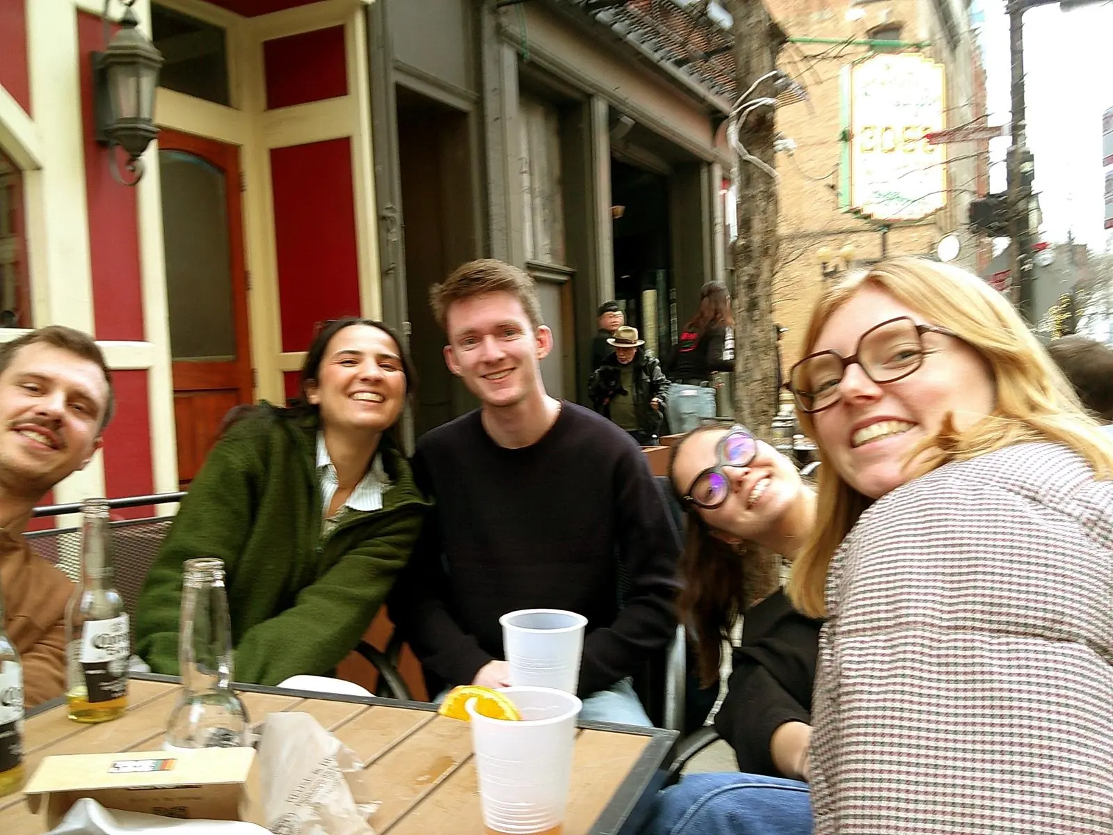 Un groupe d’amis réuni autour d’une table en terrasse