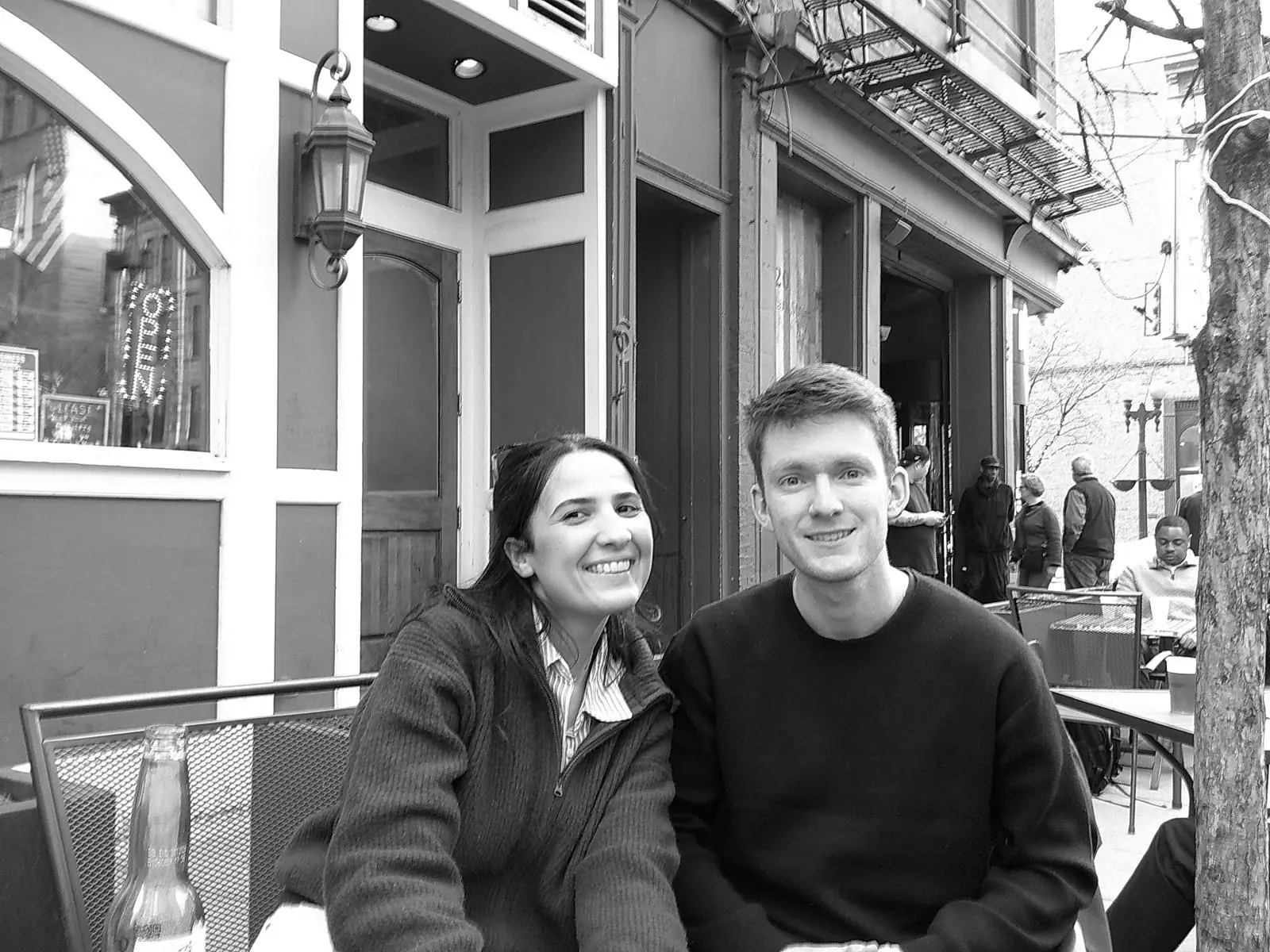 Deux amis à la terrasse d’un café en noir et blanc