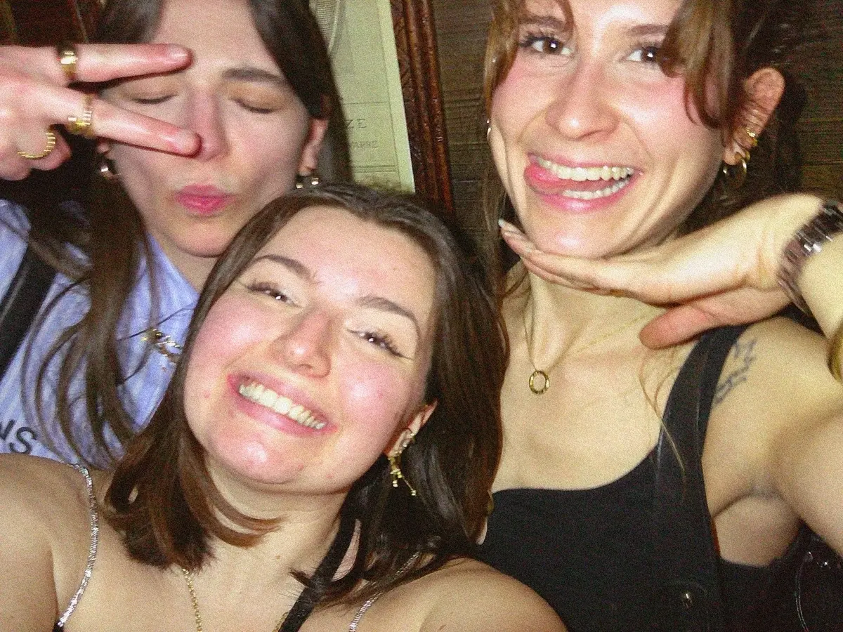 Trois amies prennent une photo spontanée pendant la fête